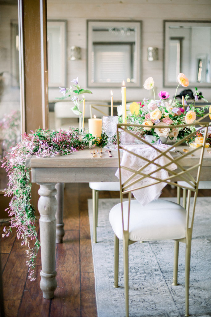 Table Decor | The Magnolia Venue | Devynn Crawford Planning | Thistle & Lace Florals | Jessica Lee Photography