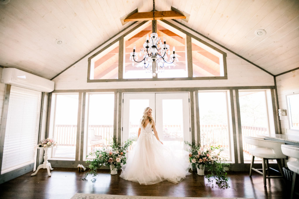 Bridal Portrait | The Magnolia Venue | Devynn Crawford Planning | Thistle & Lace Florals | Jessica Lee Photography