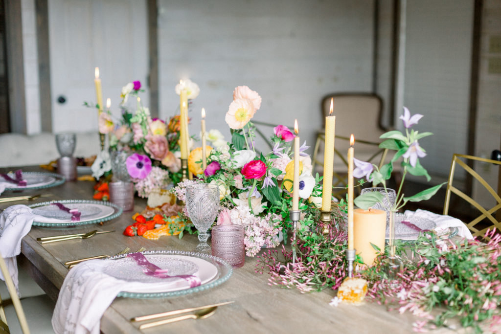 Table Decor | The Magnolia Venue | Devynn Crawford Planning | Thistle & Lace Florals | Jessica Lee Photography