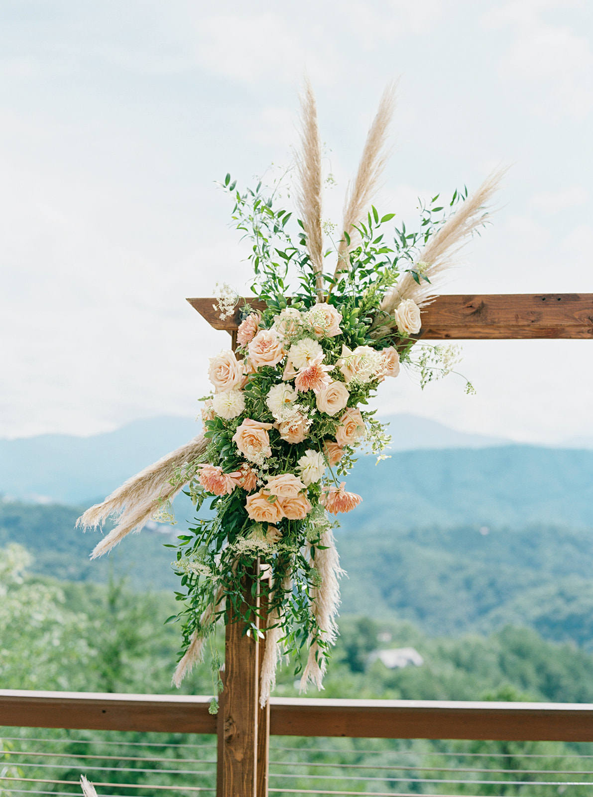 Juicebeats Photography | The Magnolia Venue | Light & airy wedding in neutral tones