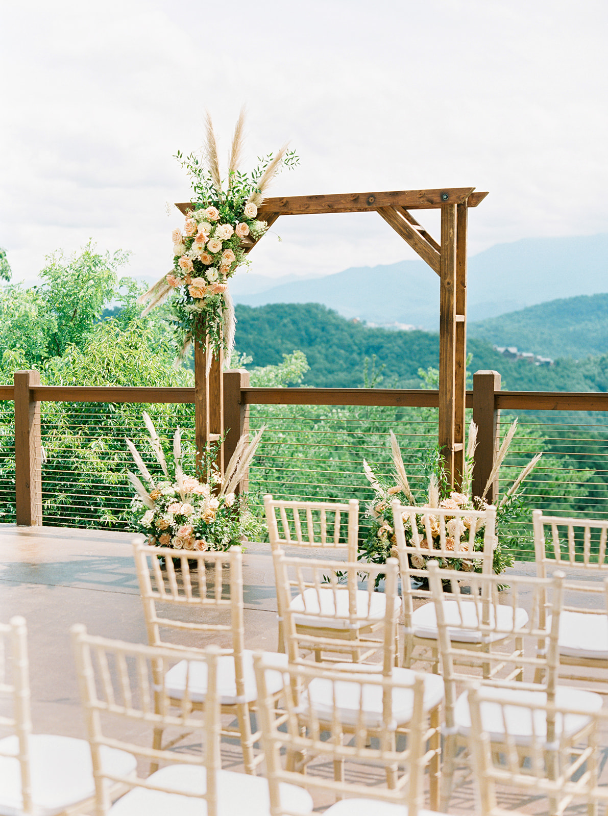 Juicebeats Photography | The Magnolia Venue | Light & airy wedding in neutral tones