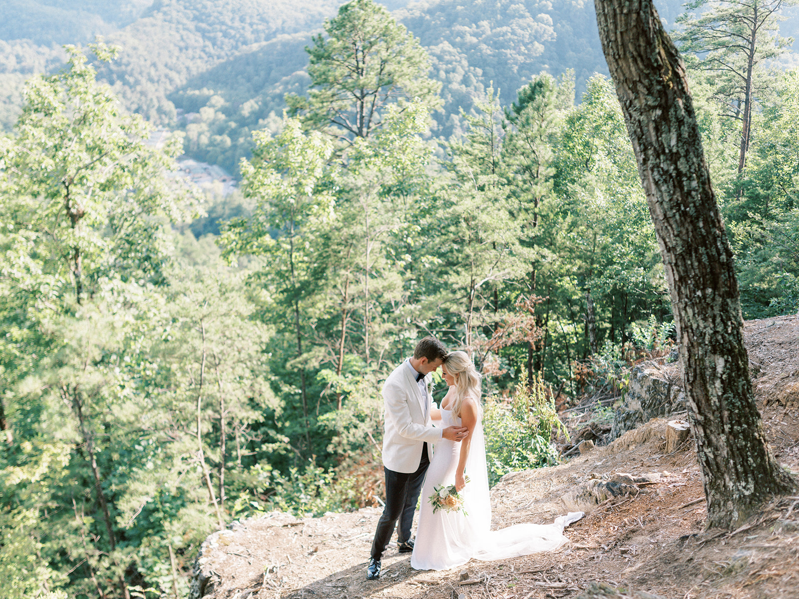 Juicebeats Photography | The Magnolia Venue | Light & airy wedding in neutral tones