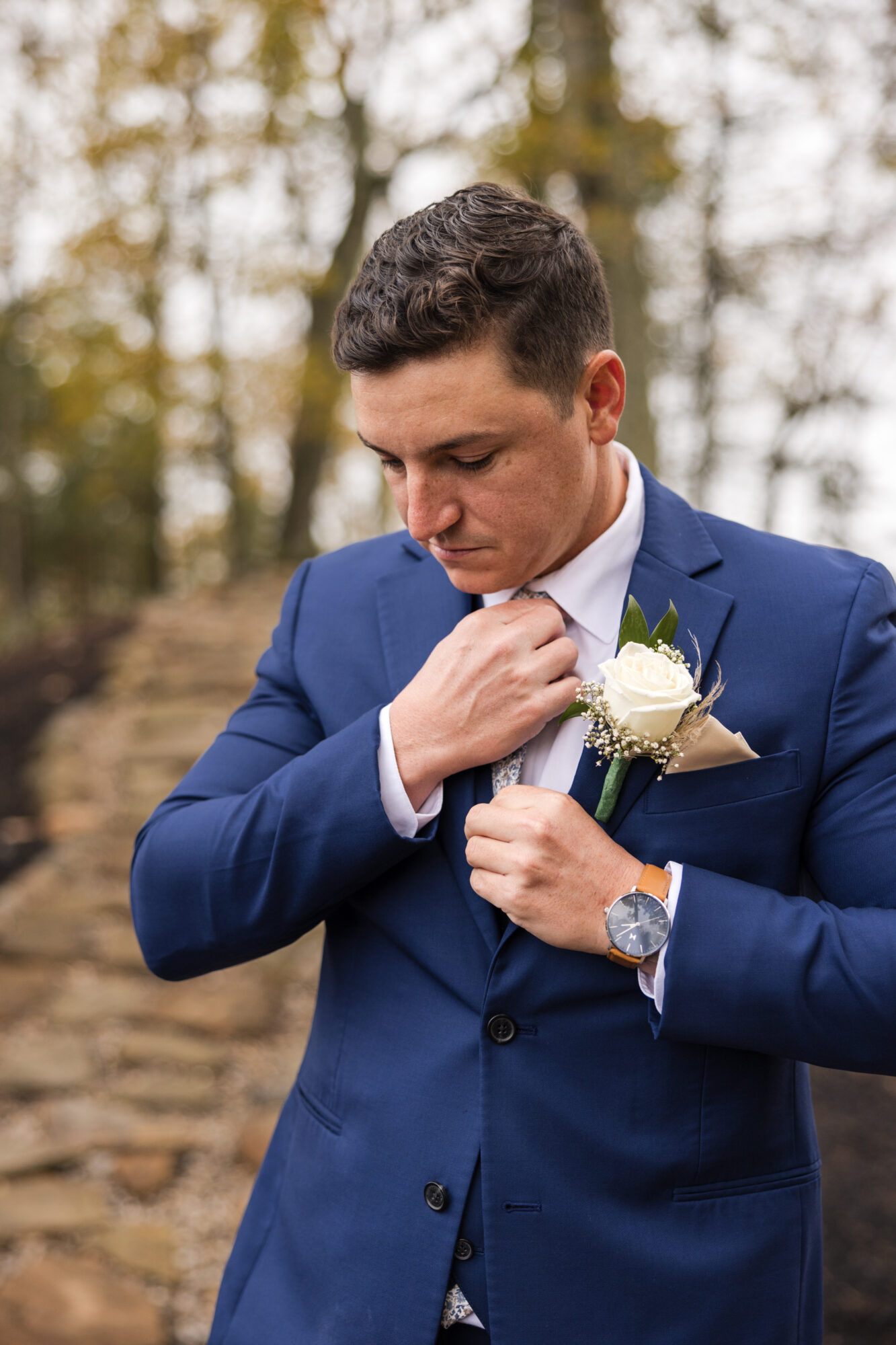 smoky-mountain-winter-weddings-pigeon-forge-tn-navy-groom-suit